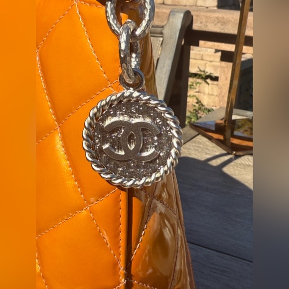 EUC! CHANEL Medallion Tote Vintage Patent Leather Quilted Shoulder Bag - Picture 15 of 17